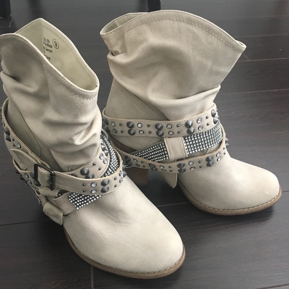 Buckle boots